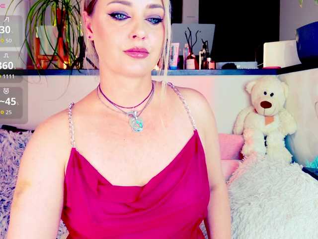  JuliaSpace  online show from August 15, 4:33 pm