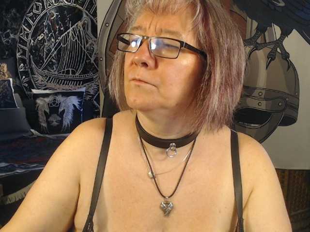 90dTitten online show from August 7, 9:31 am