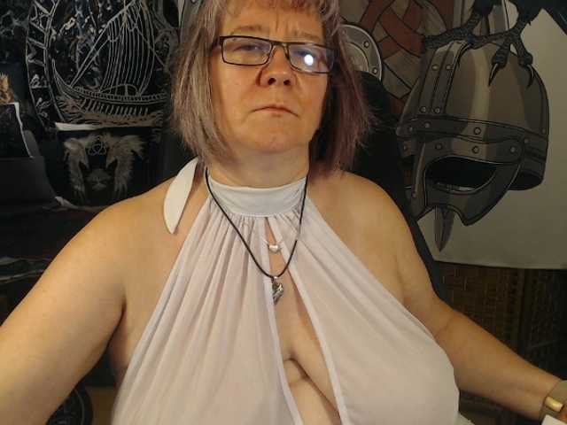 90dTitten online show from August 8, 10:04 am