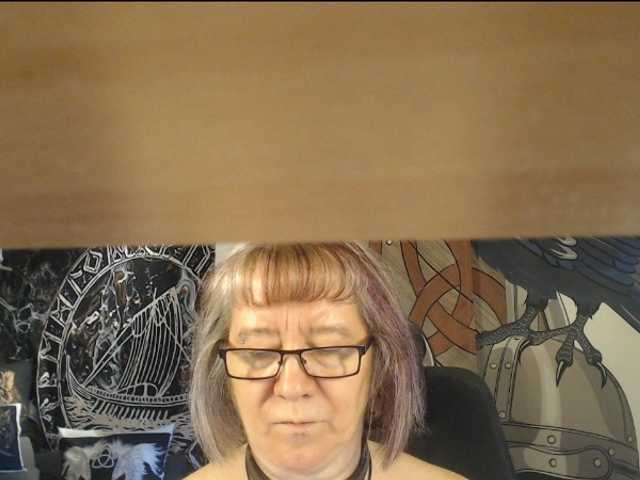 90dTitten online show from August 9, 4:30 pm