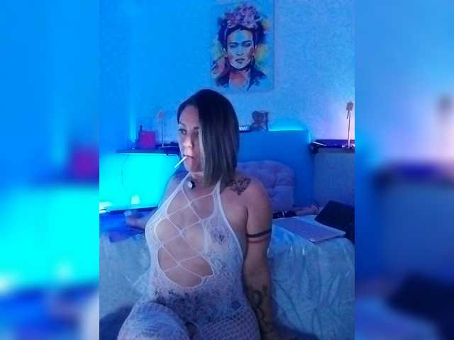 AdeleGreyhot online show from August 6, 4:00 am