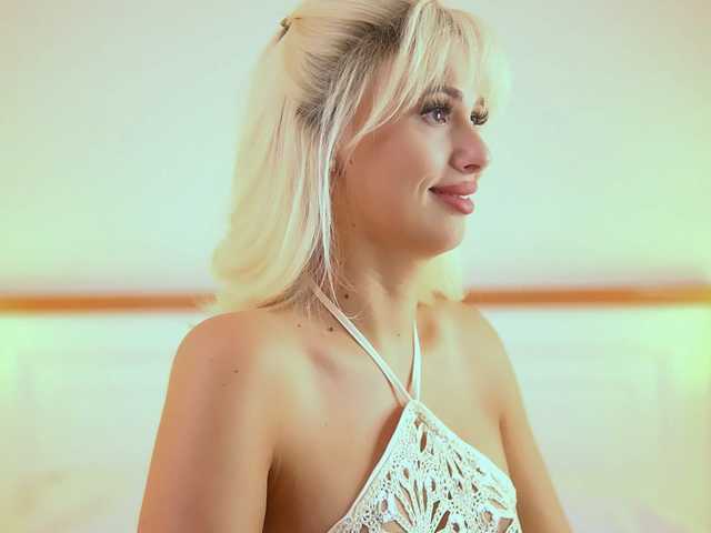 AdelineKing online show from August 15, 6:39 am