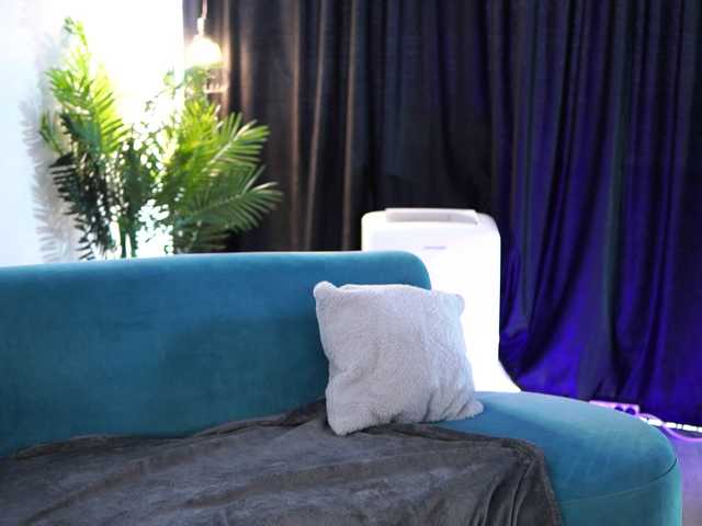 AishaBee online show from August 6, 8:57 am