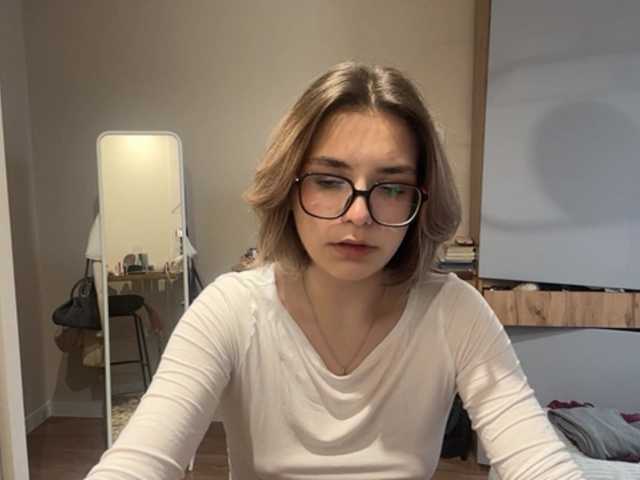 AlbaMihelcic online show from August 11, 2:30 pm