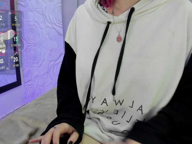 AlexaFoxy18 online show from July 8, 6:39 am