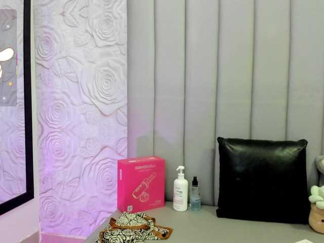 AlexaFoxy18 online show from August 1, 7:25 am