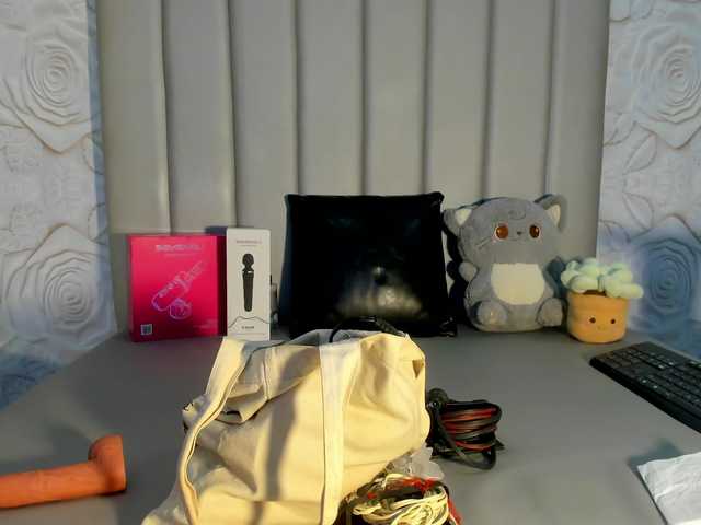 AlexaFoxy18 online show from August 7, 7:52 am