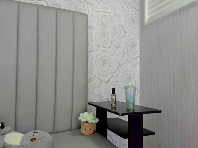 AlexaFoxy18 online show from August 12, 8:27 am