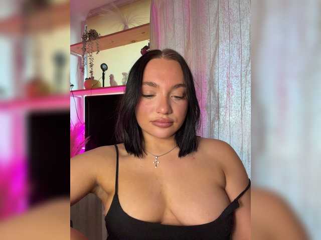 AlexaHotty1 online show from August 8, 5:02 pm