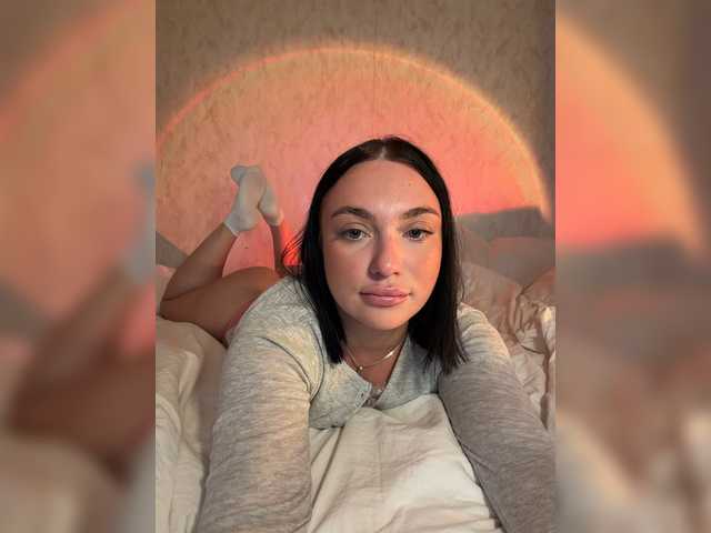 AlexaHotty1 online show from August 12, 4:20 pm