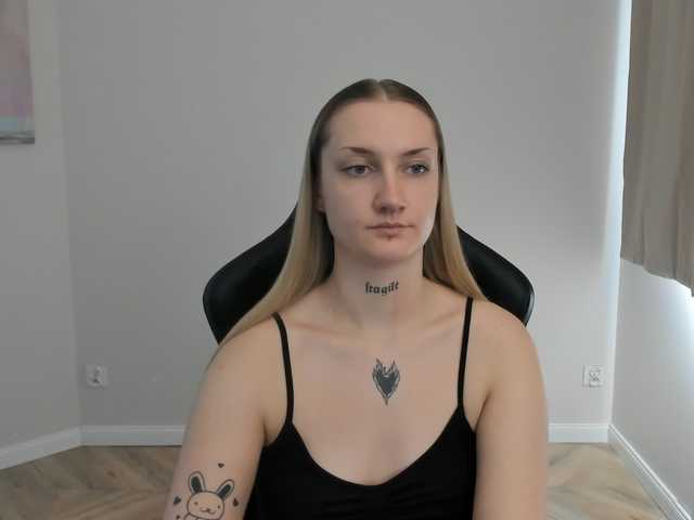 AlexaKisses online show from July 30, 1:40 pm