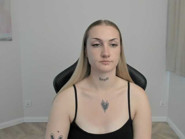 AlexaKisses online show from August 14, 4:10 pm