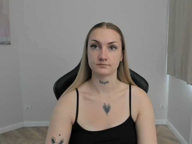 AlexaKisses online show from August 17, 11:15 am