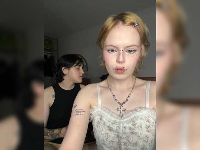 AliceAndMia online show from August 4, 5:10 pm