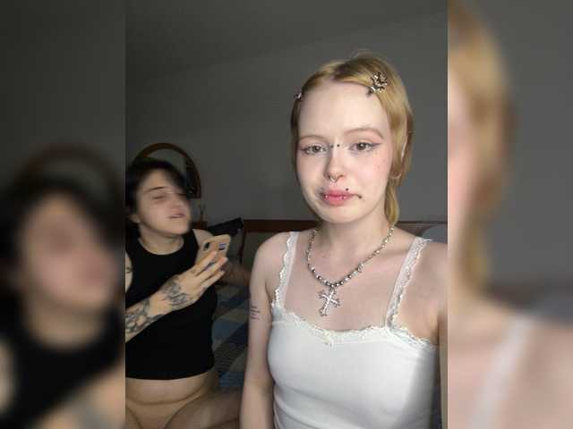 AliceAndMia online show from August 6, 5:45 pm