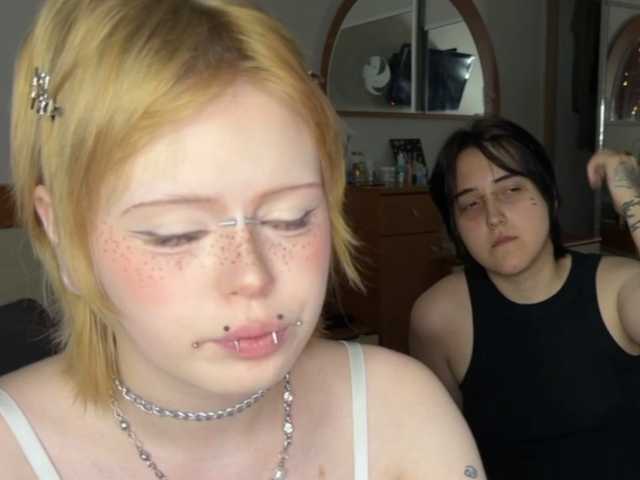 AliceAndMia online show from August 15, 6:01 pm