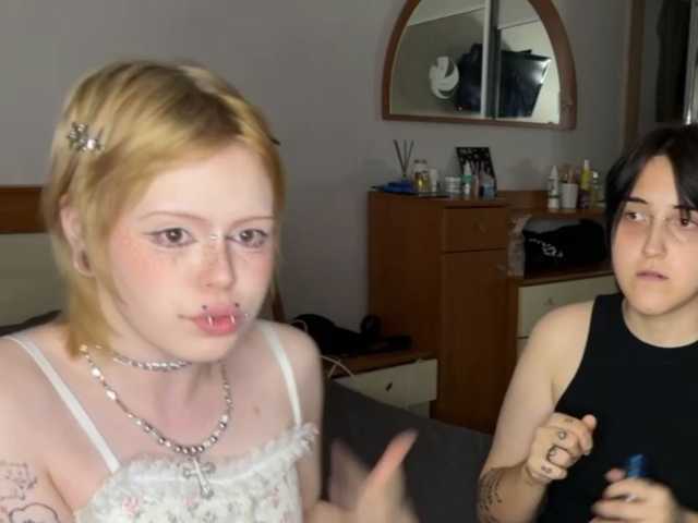 AliceAndMia online show from August 15, 7:07 pm