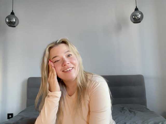 AlyraSun online show from August 11, 4:31 pm