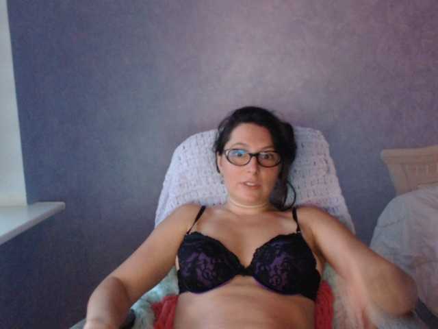 AmandaFresh24 online show from August 7, 5:13 pm