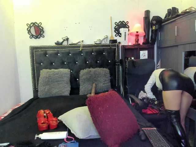Ameliemartinez online show from August 5, 10:35 am