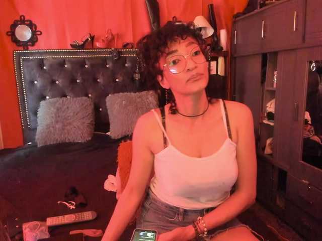 Ameliemartinez online show from August 9, 6:31 pm