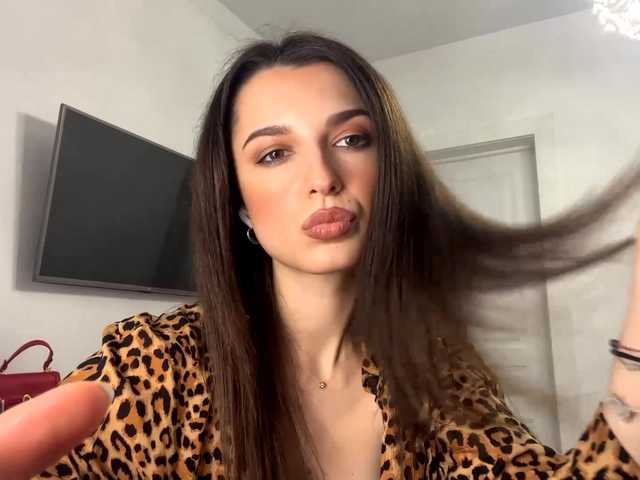 AmilyGlamour online show from August 1, 1:00 am