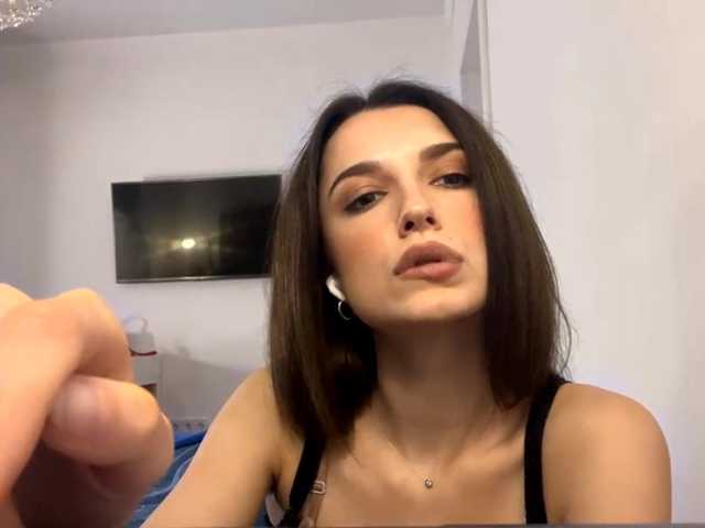 AmilyGlamour online show from August 2, 9:55 pm