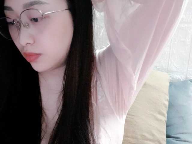 Amy-Yong online show from August 11, 3:14 pm