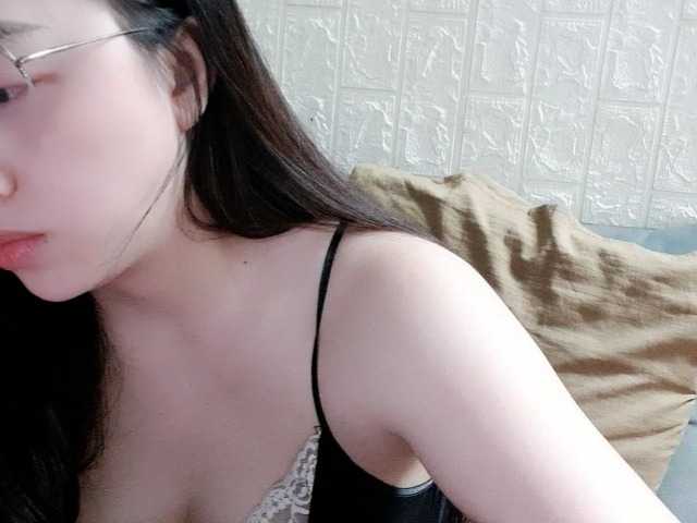 Amy-Yong online show from August 12, 5:04 pm