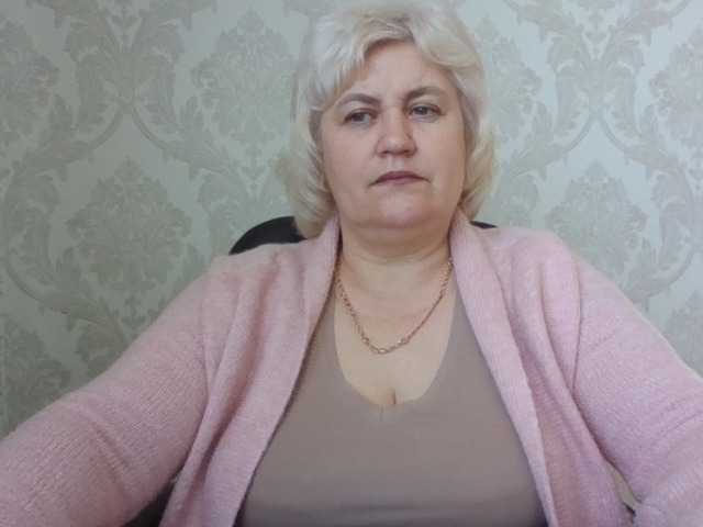 AngelaFamez online show from April 15, 5:09 pm