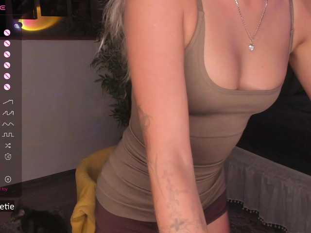 AprilCoy online show from July 3, 7:05 pm