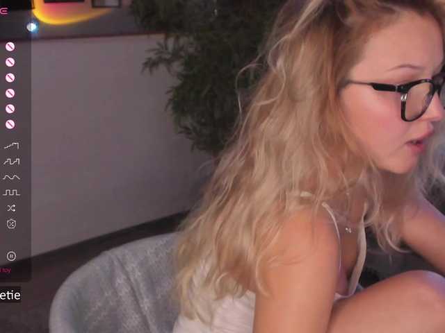 AprilCoy online show from August 11, 6:21 pm
