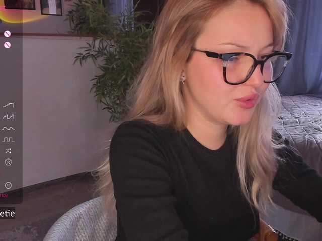 AprilCoy online show from August 12, 9:44 am