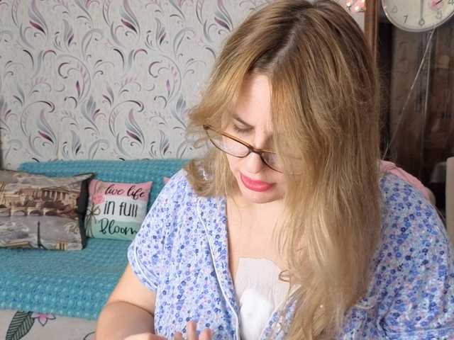AvaQueen online show from September 10, 8:30 pm