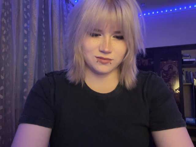 BlindiLohan online show from July 8, 6:34 pm