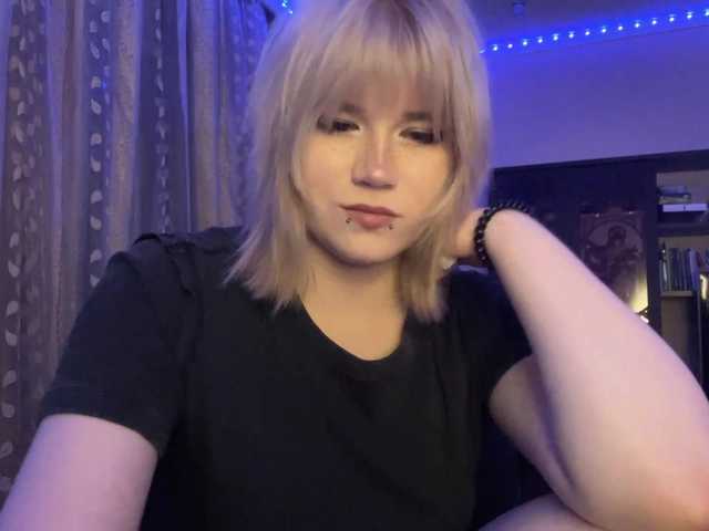 BlindiLohan online show from July 8, 8:46 pm