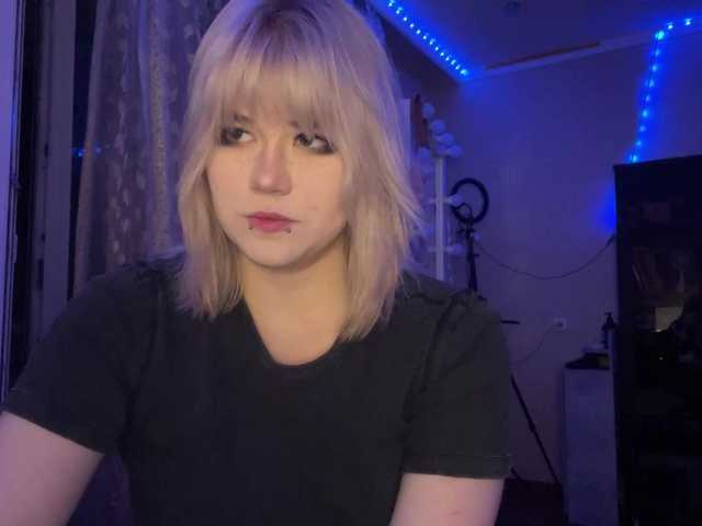 BlindiLohan online show from August 5, 9:46 pm
