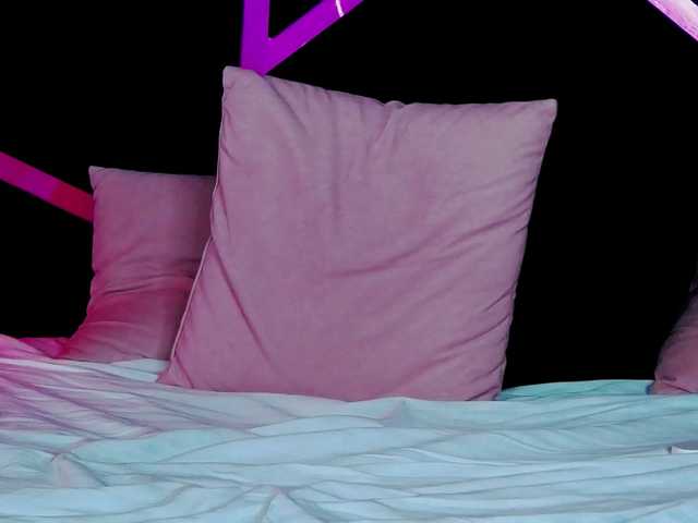 Breezellyn online show from August 19, 1:23 am