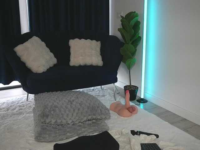 ChrystalCade online show from August 15, 5:55 am