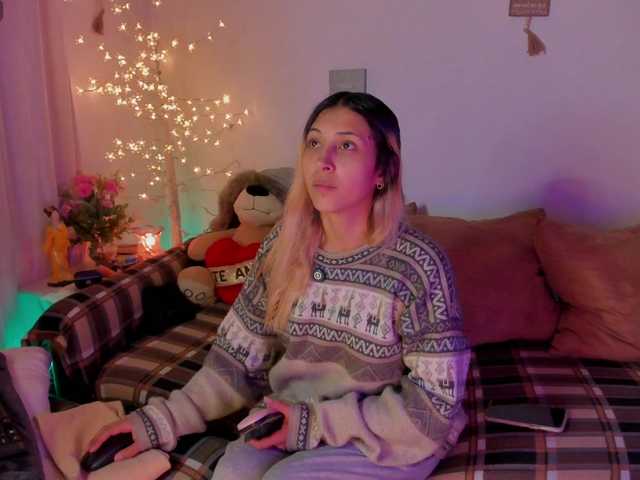 CuteWee420 online show from August 6, 2:10 am