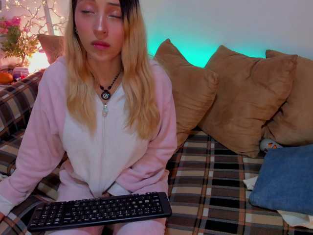 CuteWee420 online show from August 11, 1:07 am