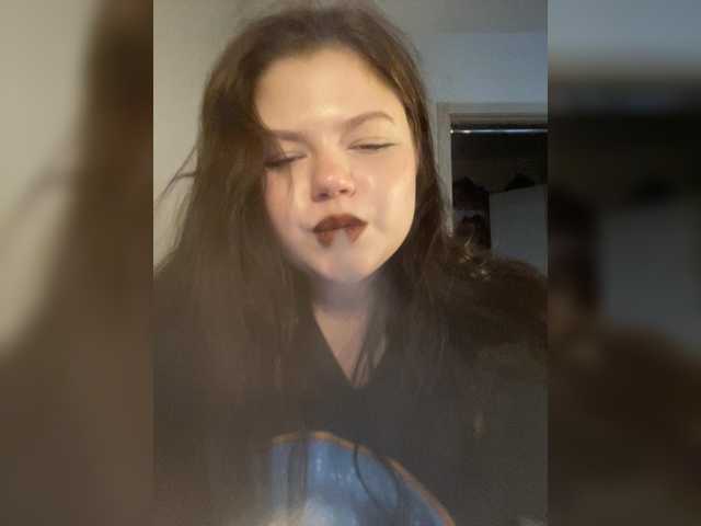 DarinaWilson online show from April 8, 4:00 am