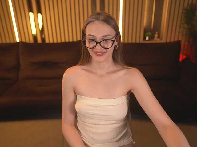 DiamondGoldie online show from August 15, 1:04 pm