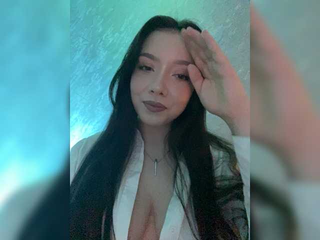 ElliLin online show from February 19, 8:28 pm