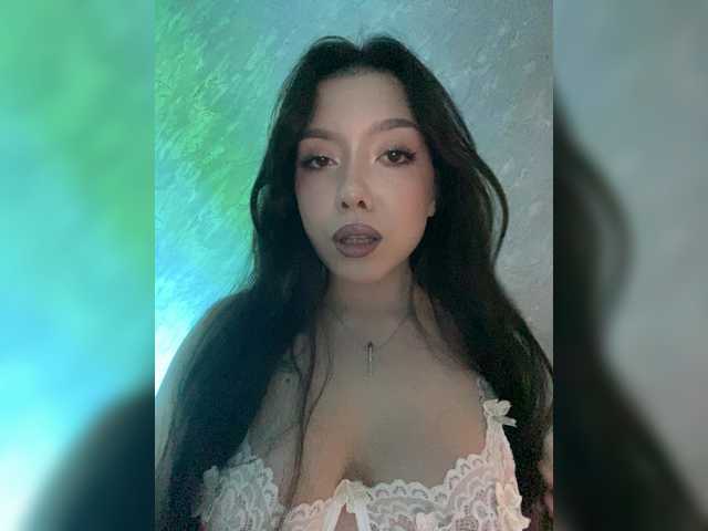 ElliLin online show from February 24, 8:18 pm