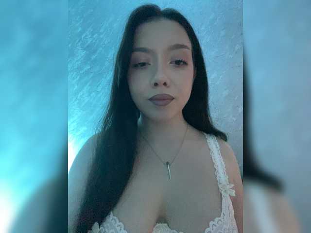 ElliLin online show from February 28, 8:06 pm