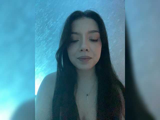 ElliLin online show from March 2, 9:22 pm