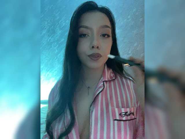 ElliLin online show from March 3, 8:28 pm