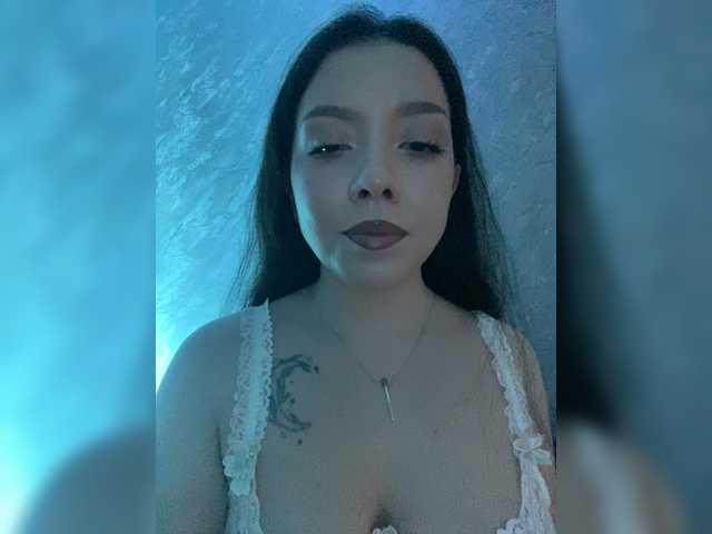 ElliLin online show from March 13, 8:16 pm