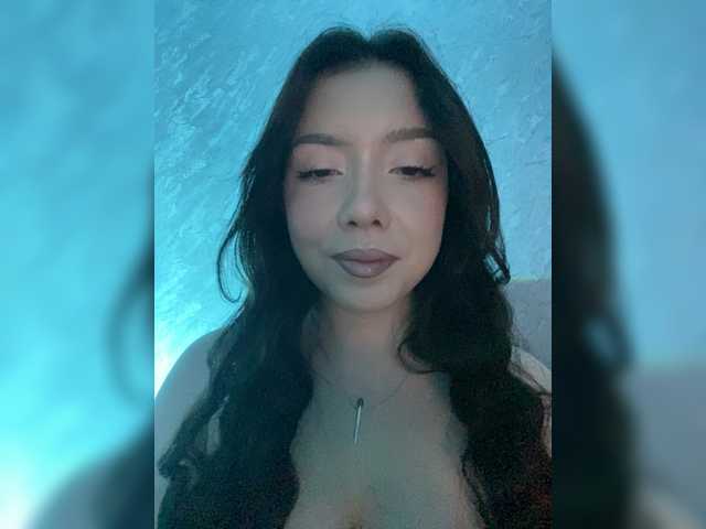 ElliLin online show from March 30, 8:27 pm